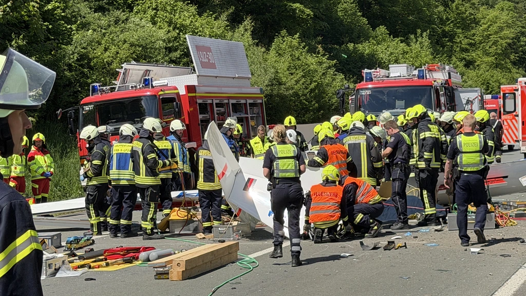 Foto: Zweefvliegtuig stort neer op Duitse snelweg, één dode