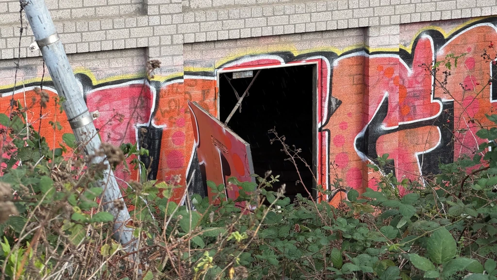 Foto: Brandstichting bij het spoor, geen treinen tussen Rotterdam en Delft