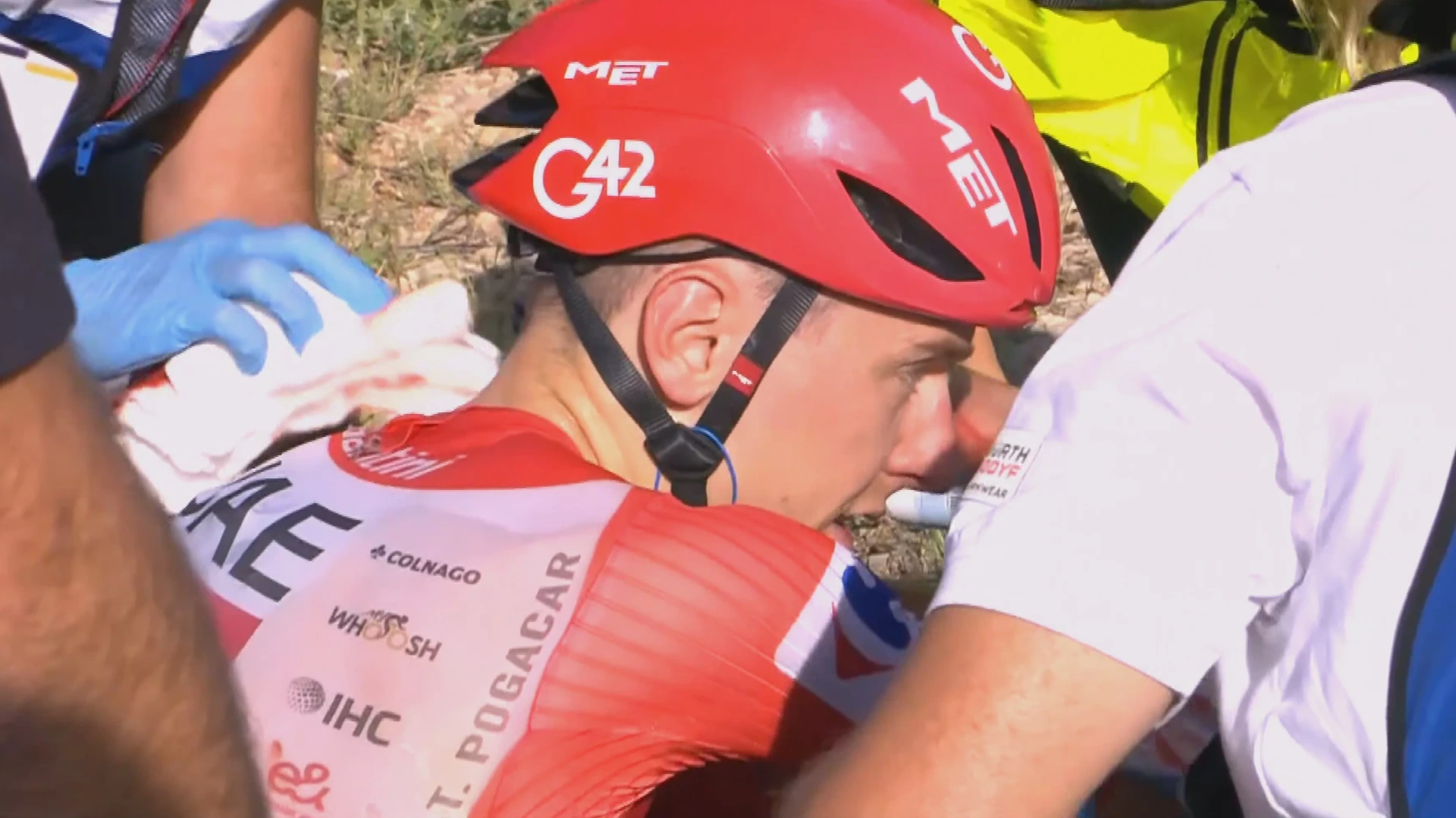 Leider Pogacar moet opgeven in Vuelta na harde valpartij, ritwinst Coquard