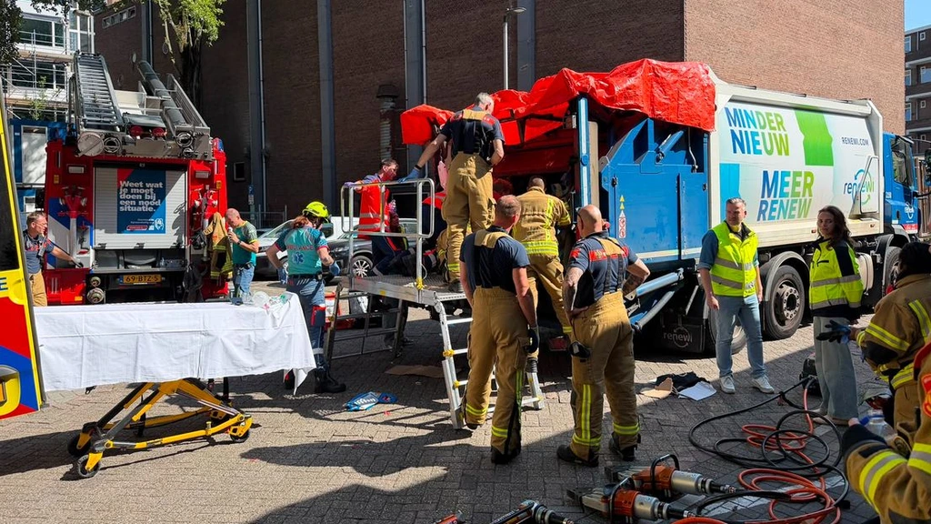 Man belandt in vuilniswagen en zit klem in centrum Rotterdam
