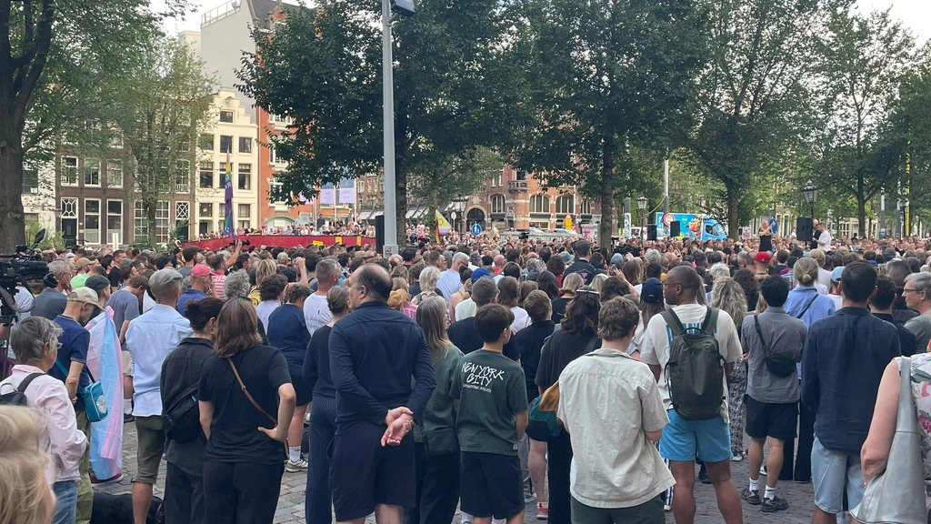 Amsterdam staat stil bij de Pride-aanslag in Berlijn, honderden mensen bij Homomonument
