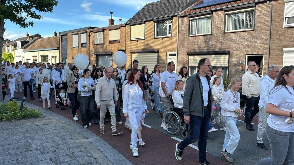 Duizenden mensen bij stille tocht in Axel voor slachtoffers auto-ongeluk Duizenden mensen bij stille tocht in Axel voor slachtoffers auto-ongeluk