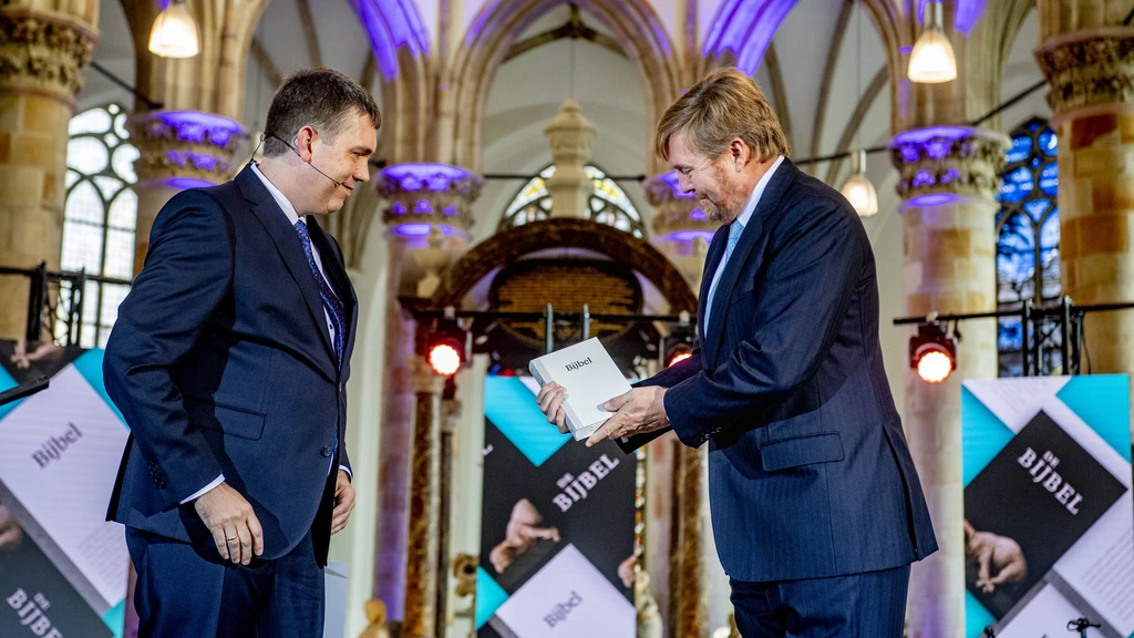 Koning ontvangt nieuwe Bijbel