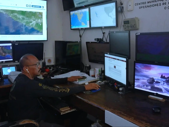 Een medewerker houdt de bewegingen van zeestromen en stormen in de oceaan in de gaten