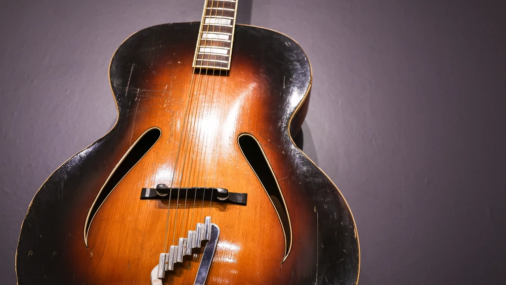 Foto: Gitaar George Michael uit Faith-clip levert 215.000 euro op