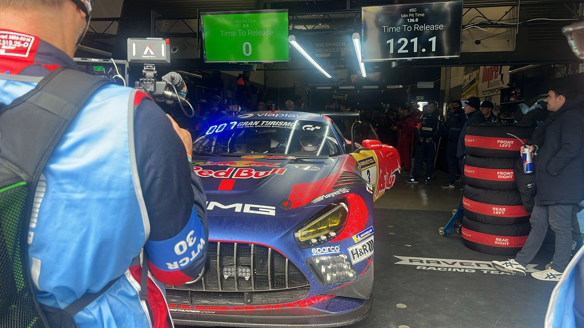 Auto Verstappen staat lang stil in pits • Team hoopt om 15 uur nog wel te finishen