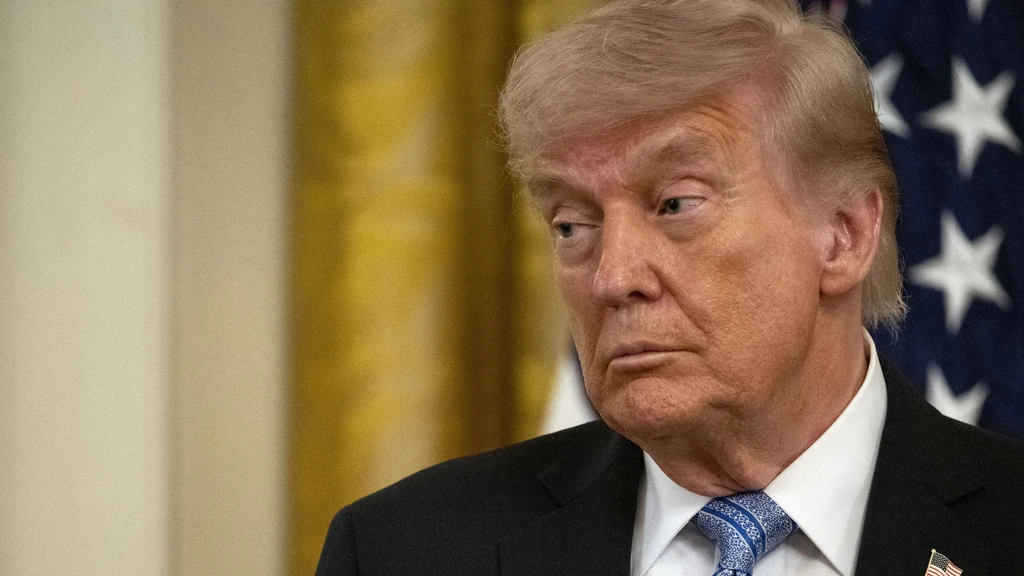 Trump staakt tijdelijk pogingen schepen door Straat van Hormuz te loodsen