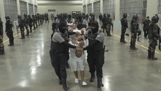 Binnenin de beruchte megagevangenis CECOT in El Salvador