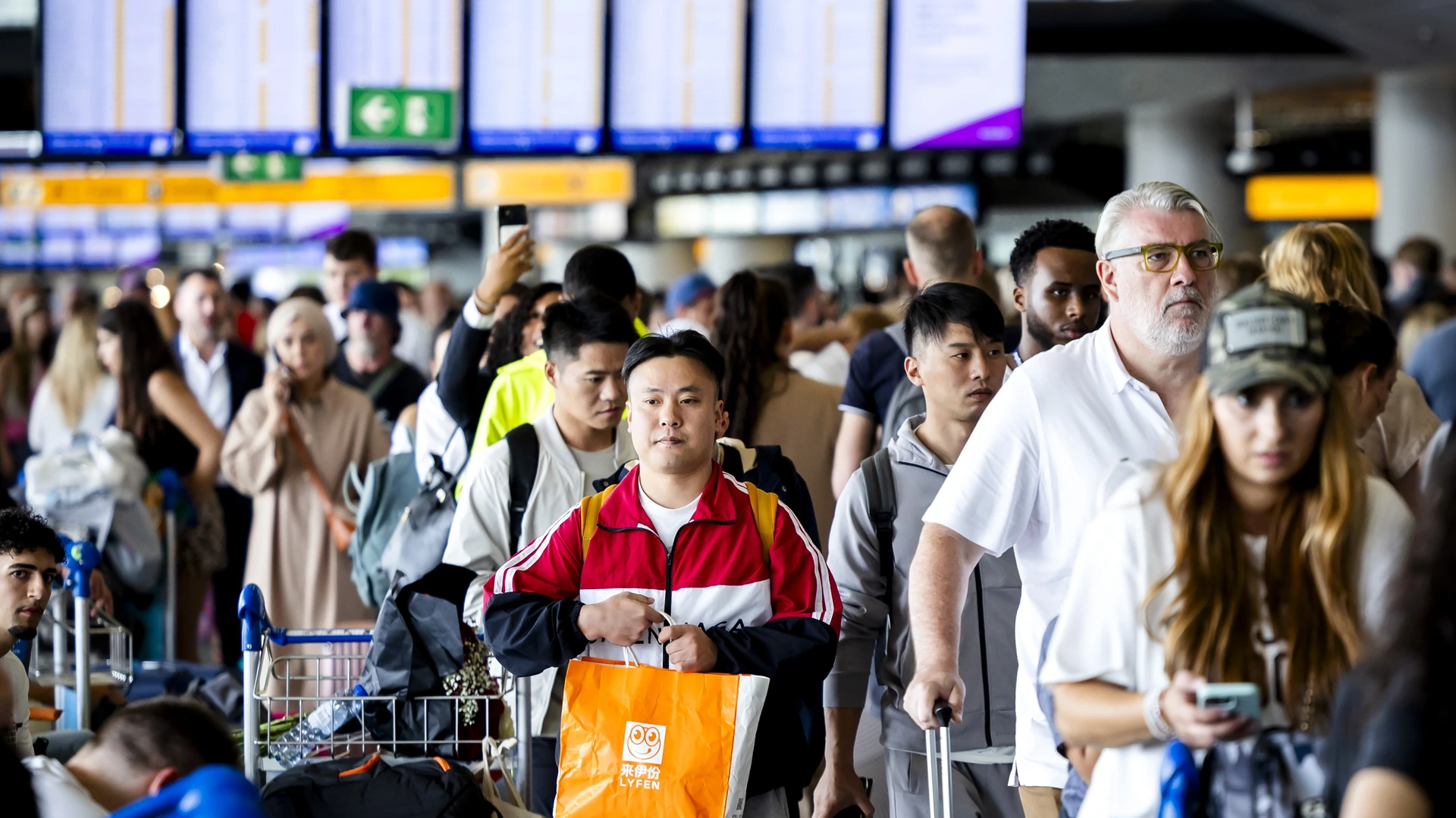 Wachtrij Schiphol neemt af, onrust onder beveiligingspersoneel 