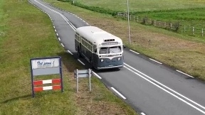 Foto: 'Hoor, daar komt de stofzuiger': oude lijnbus rijdt weer in Bergen