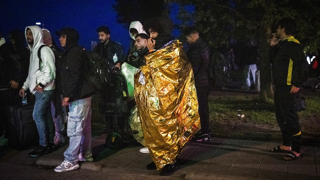 Foto: Gieten schiet Ter Apel te hulp: 'Niet ideaal, maar in gras slapen erger'