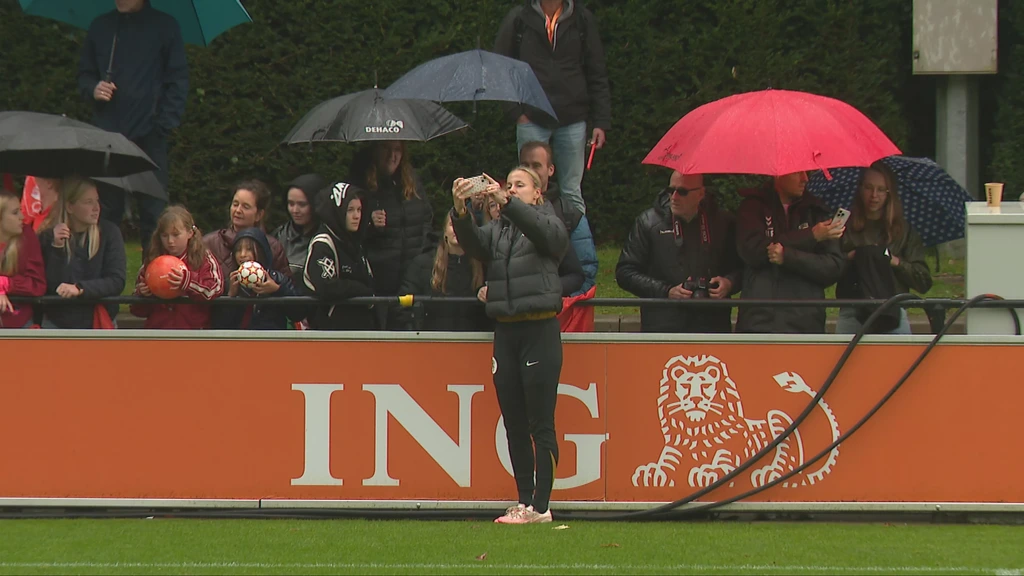 Oranje houdt het net niet droog: handtekeningenjagers natgeregend