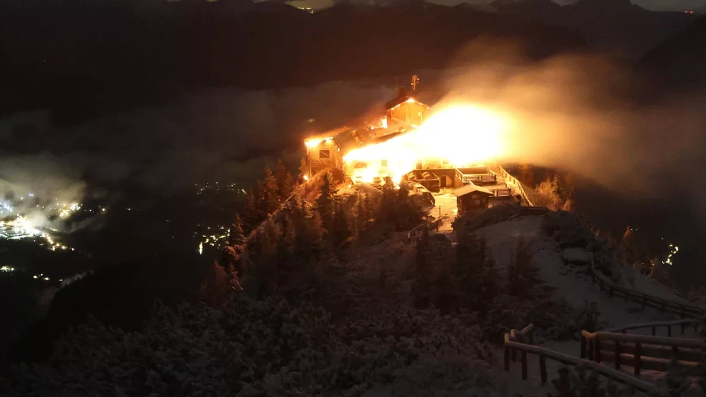 Foto: Grote uitslaande brand in Adelaarsnest, voormalig theehuis van Adolf Hitler