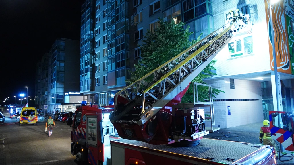 Brand in flat Rotterdam, één persoon overleden