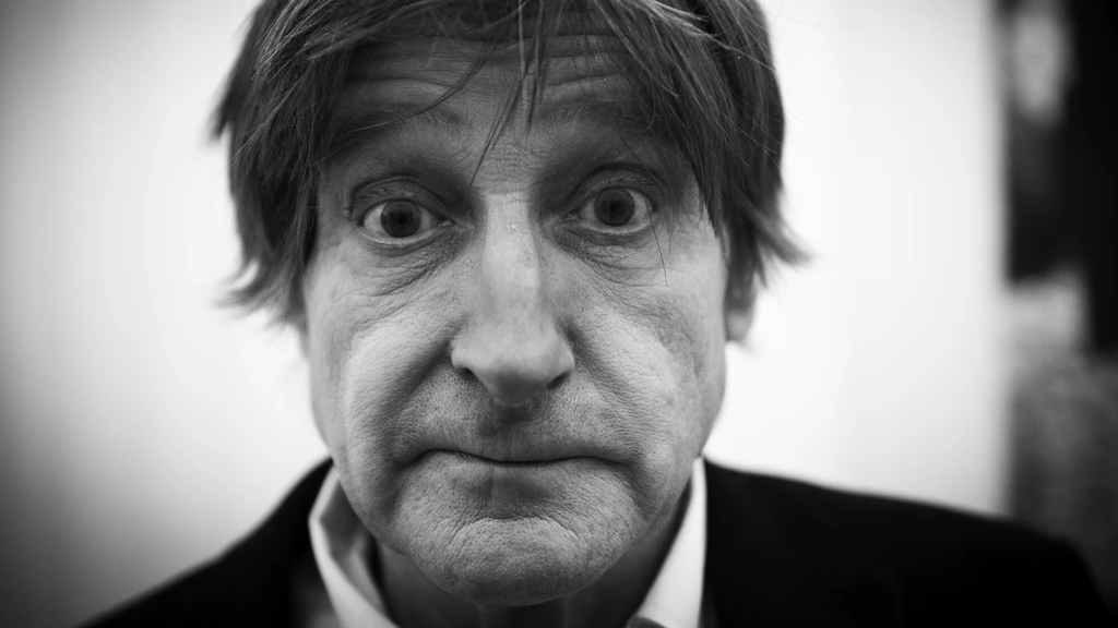 Foto: Oudste Bert ter wereld zal zijn Ernie missen: 'Wim T. Schippers was geniaal'