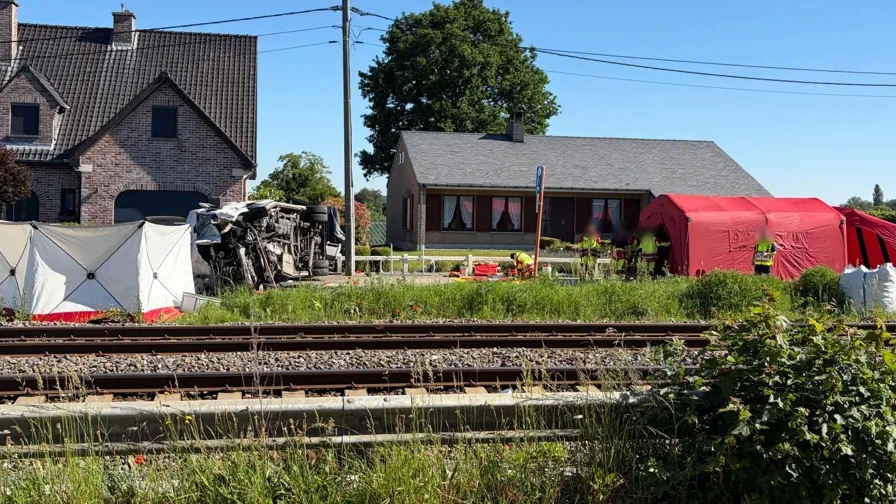 Foto: 'Meerdere doden bij aanrijding tussen trein en schoolbus in België'