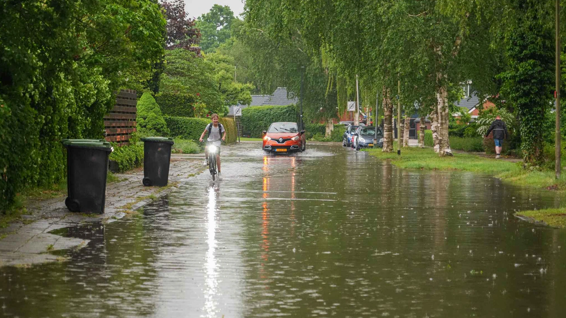 Zwaar onweer trekt over Nederland, code oranje voor twee provincies