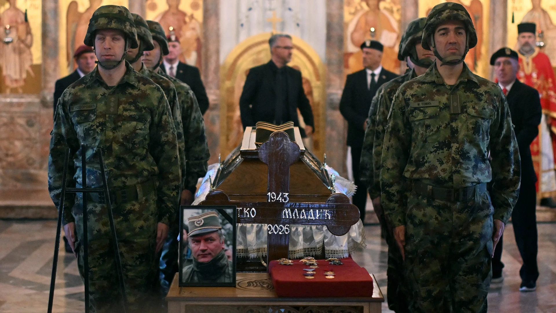 Oorlogsmisdadiger Mladic opgebaard in Belgrado, duizenden mensen verwacht