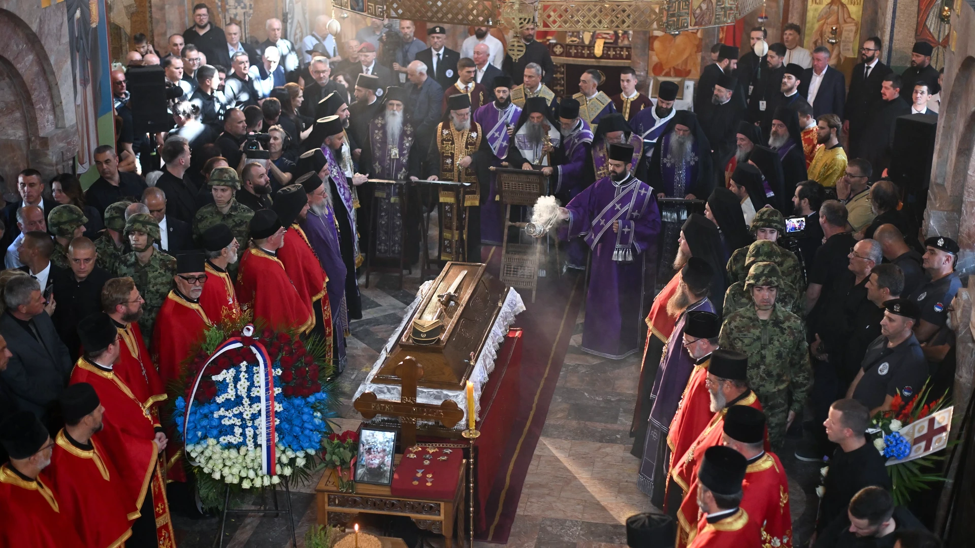 Oorlogsmisdadiger Mladic onder grote belangstelling begraven in Belgrado