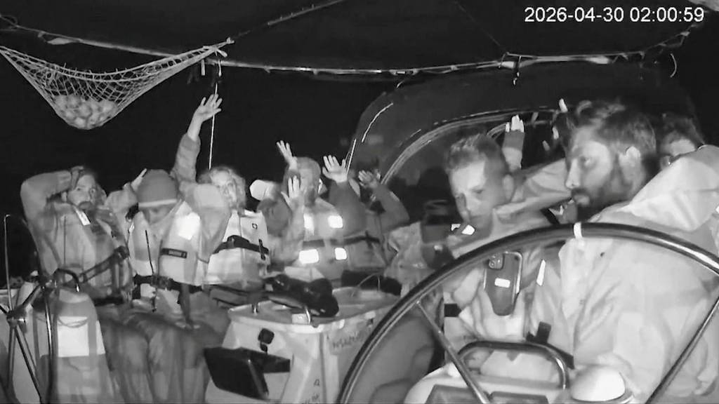 Foto: Israël onderschept Gaza-flotilla voor kust van Kreta, ook Nederlanders aan boord