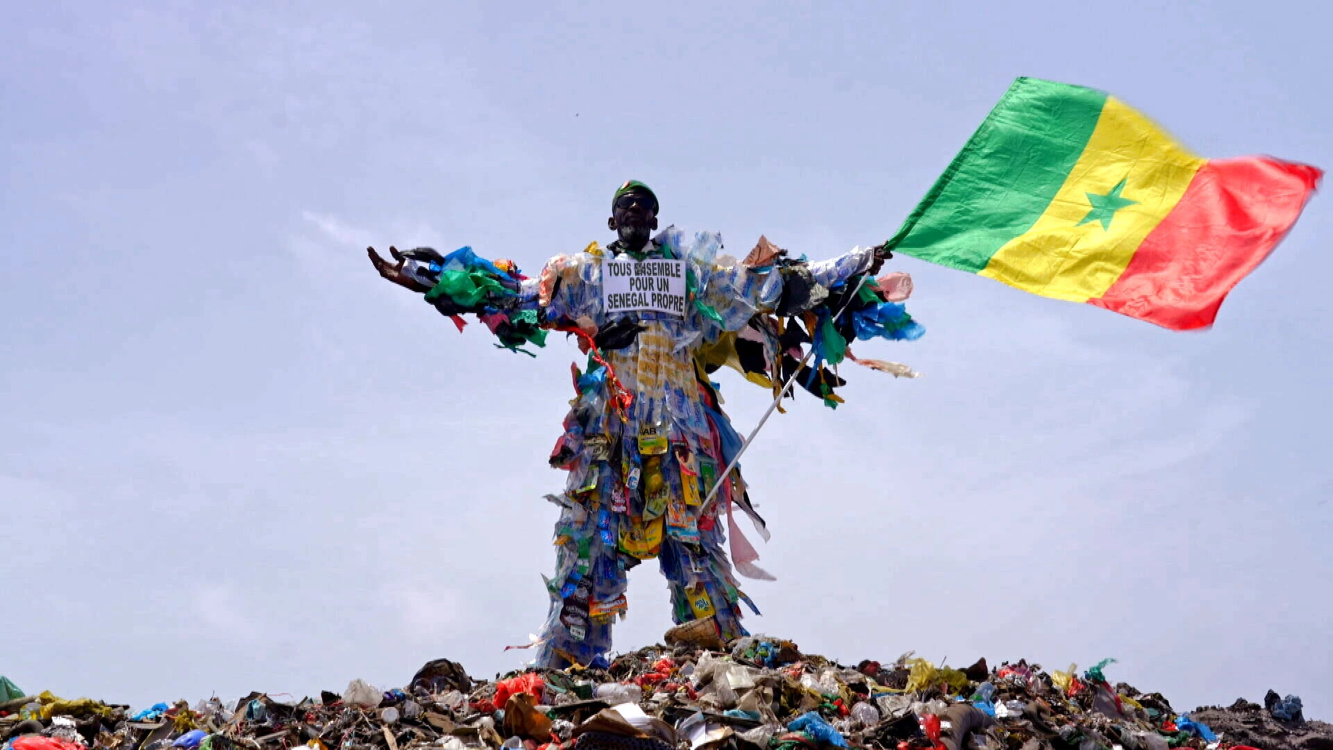 Ondanks verbod blijven plastic drinkwaterzakjes straatbeeld in Dakar bepalen