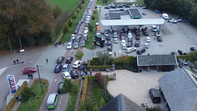 File voor 'happy hour' bij Gelders tankstation: 1 euro per liter