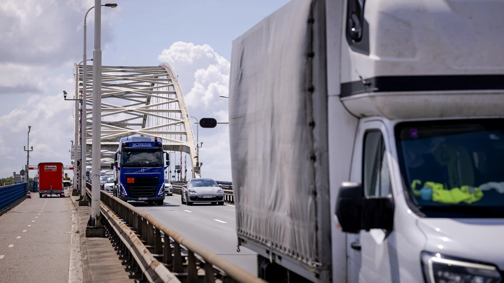 Bijna 100 boetes voor vrachtwagens die ondanks verbod over Merwedebrug rijden