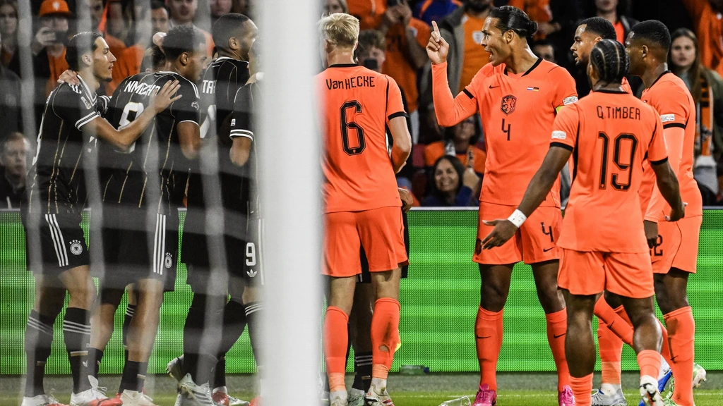 Oranje woedend: Duitsland speelt door na blessure Brobbey en scoort