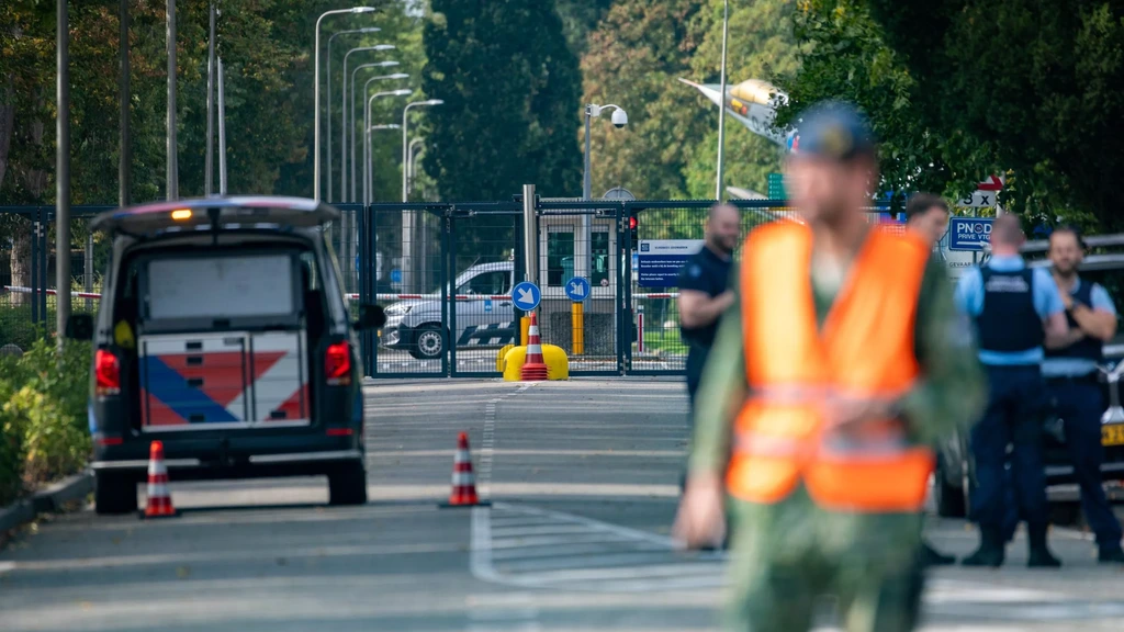Foto: Man aangehouden na bommelding en verdacht pakketje bij vliegbasis Leeuwarden