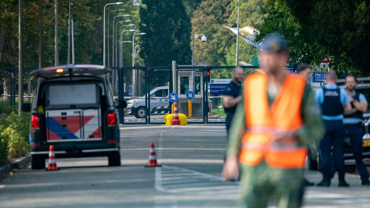 Man aangehouden na bommelding en verdacht pakketje bij vliegbasis Leeuwarden Man aangehouden na bommelding en verdacht pakketje bij vliegbasis Leeuwarden