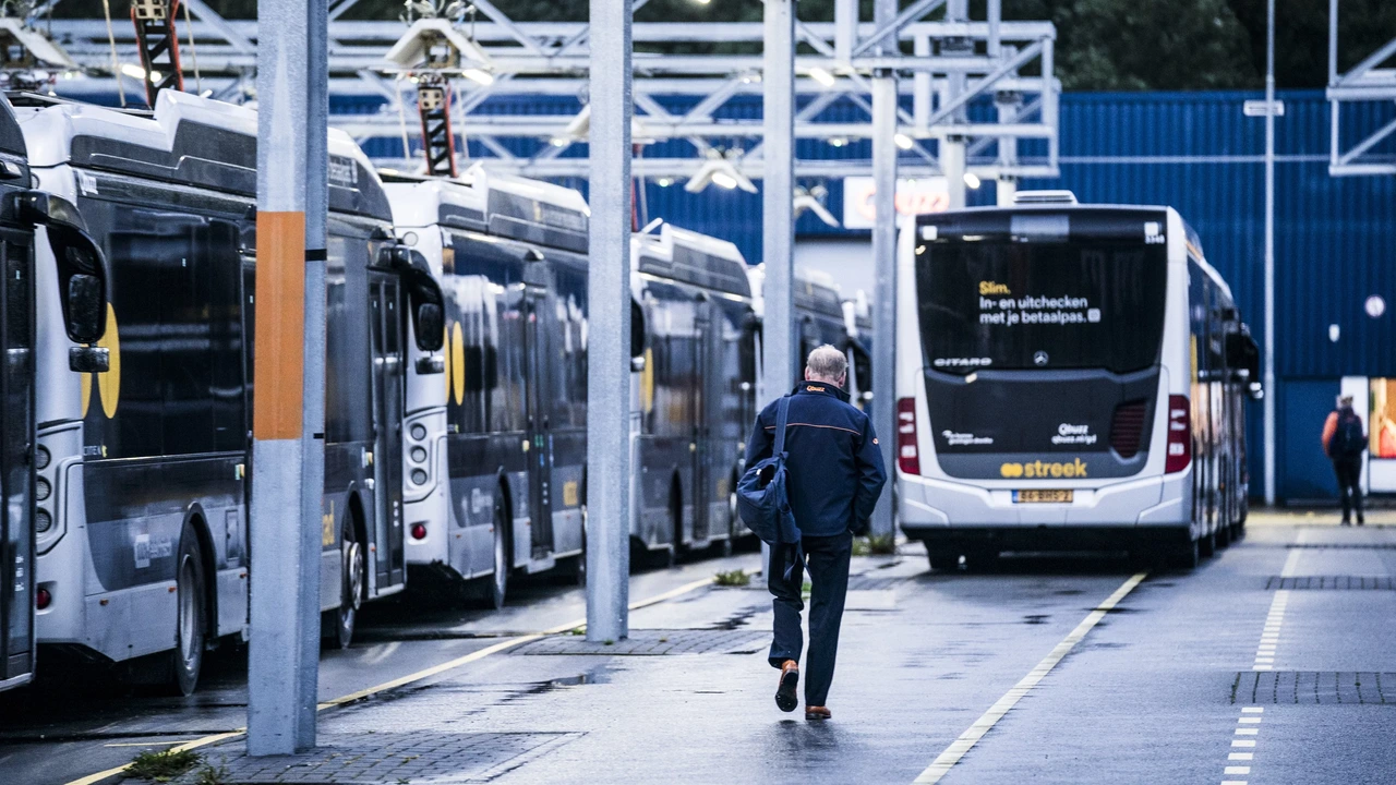 Staking streekvervoer begonnen, impact moet nog blijken Staking streekvervoer begonnen, impact moet nog blijken