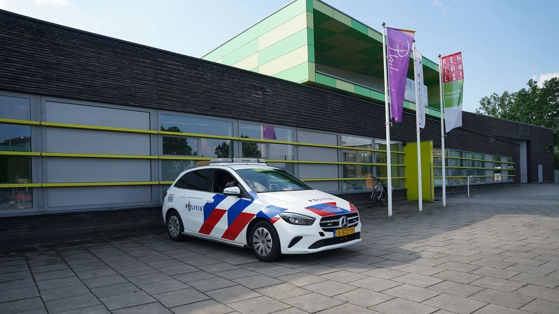 Politie pakt verdachte op na dreigement tegen school in Kampen Politie pakt verdachte op na dreigement tegen school in Kampen