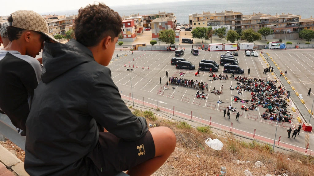 Overal in Ceuta lopen jonge migranten rond, een groot deel slaapt op straat