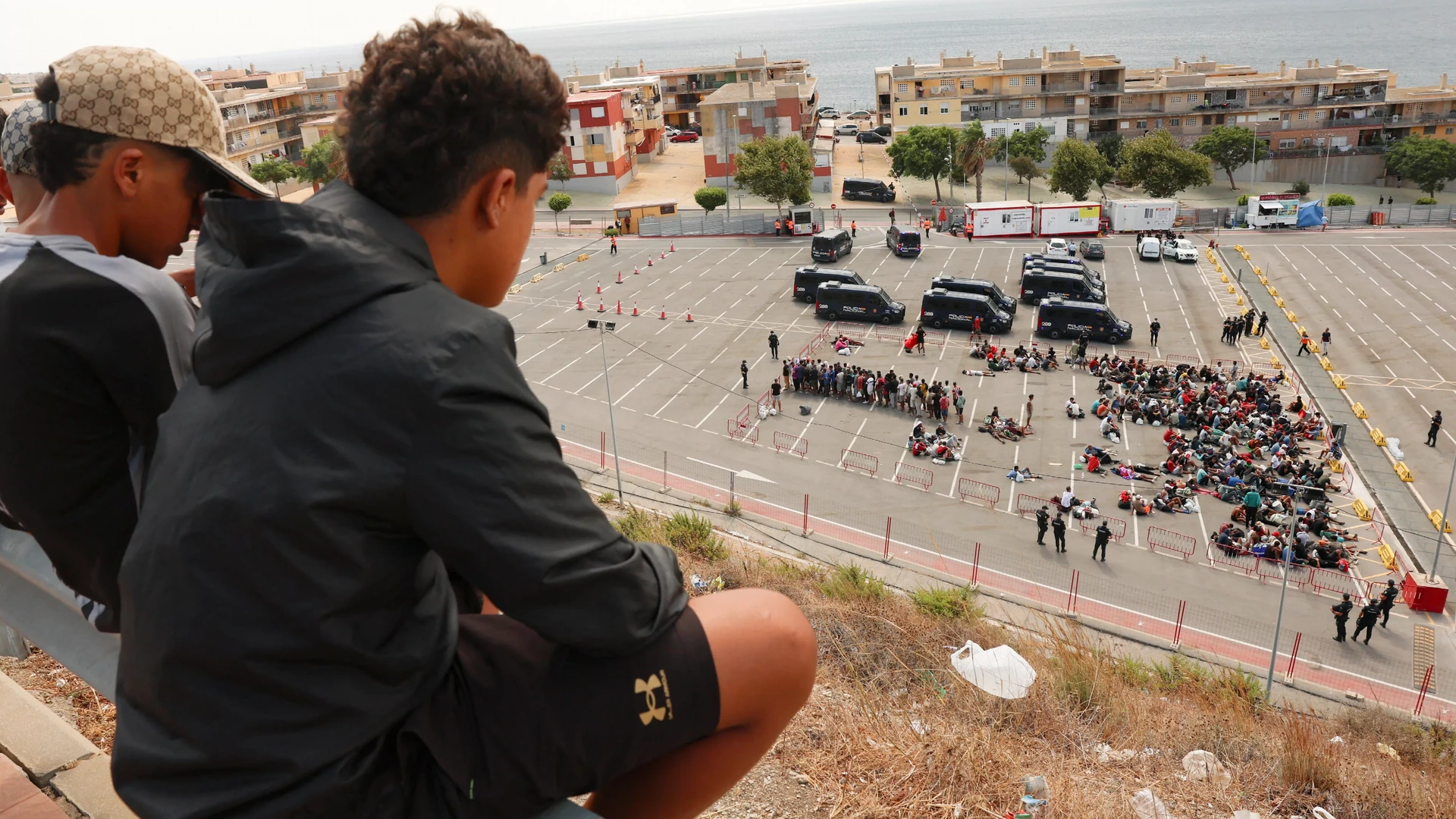Overal in Ceuta lopen jonge migranten rond, een groot deel slaapt op straat