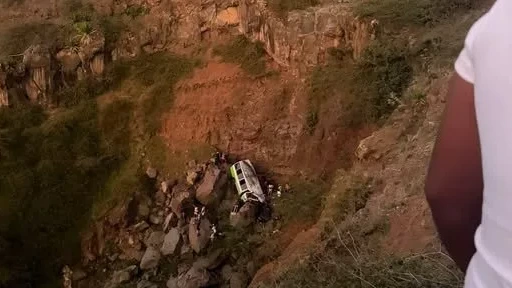 Bus stort in ravijn in Kaapverdië: minstens 25 doden, onder wie veel scholieren Bus stort in ravijn in Kaapverdië: minstens 25 doden, onder wie veel scholieren