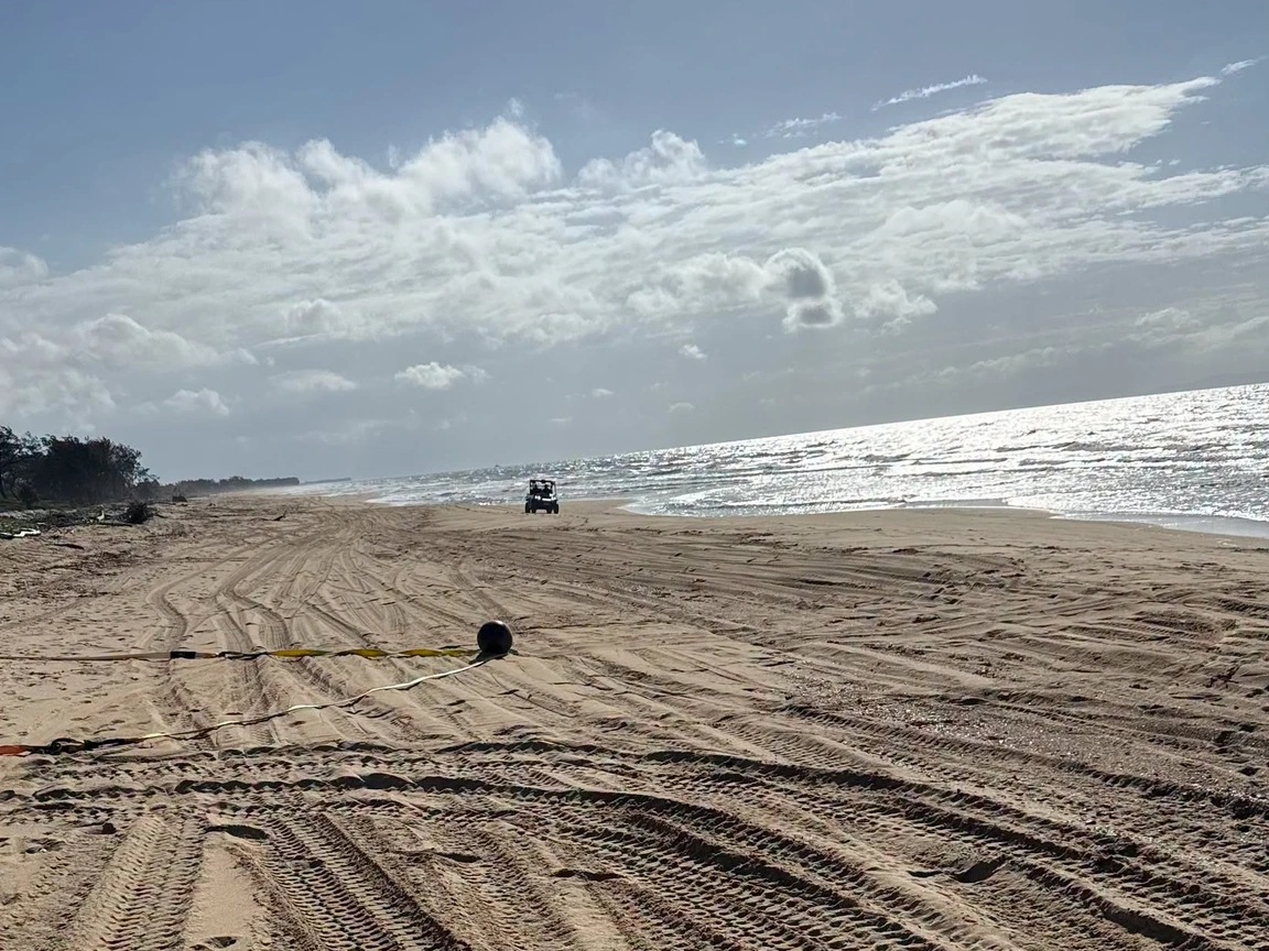 Onderzoekers inspecteren het aangespoelde raketonderdeel op het strand