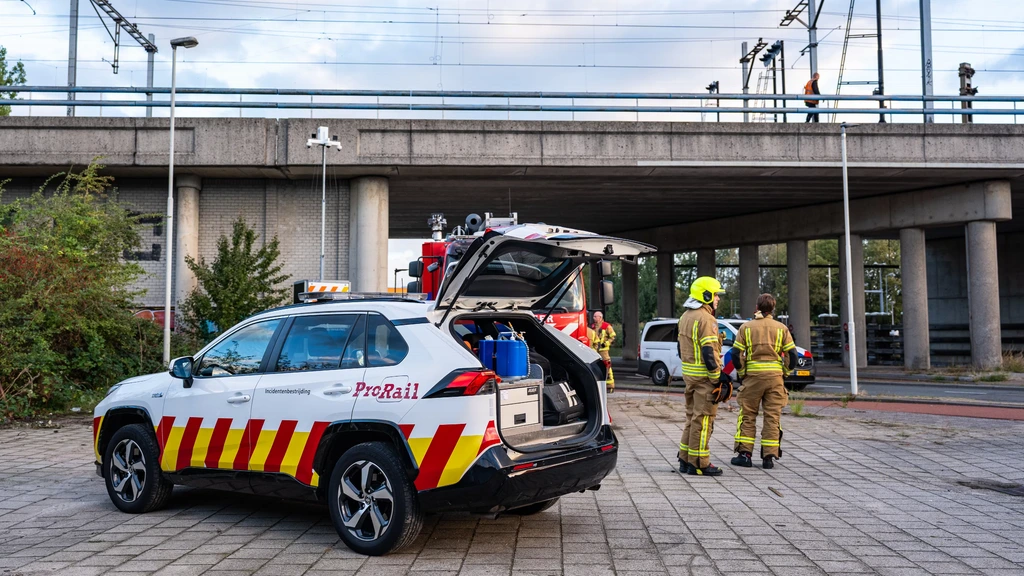 Foto: Brandstichting bij het spoor, geen treinen tussen Rotterdam en Delft