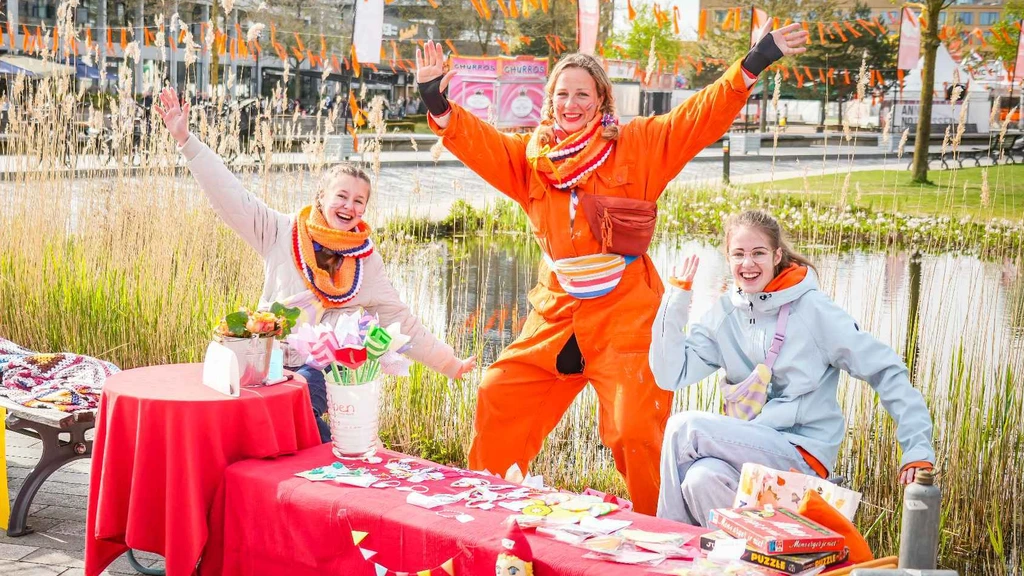 Foto: Zonnige en gemoedelijke Koningsdag, binnensteden soms te vol