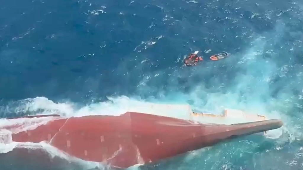 Foto: Veerboot gezonken in Indonesische wateren, nog 129 opvarenden vermist