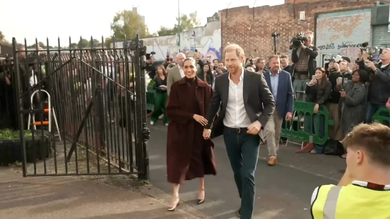 Prins Harry en Meghan begroeten publiek in VK