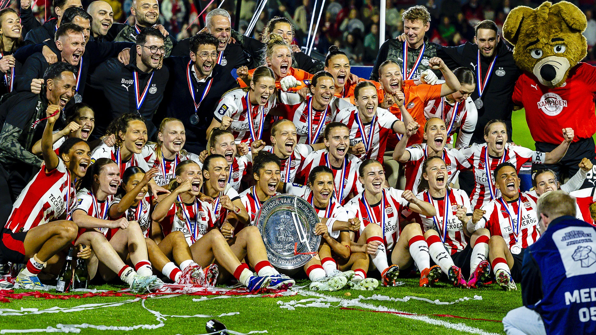 Dubbel feest in Eindhoven: ook PSV-vrouwen kronen zich tot landskampioen