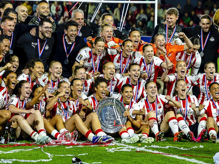 Kampioen PSV boekt ruime zege op Ajax en wint ook laatste Eredivisie Cup