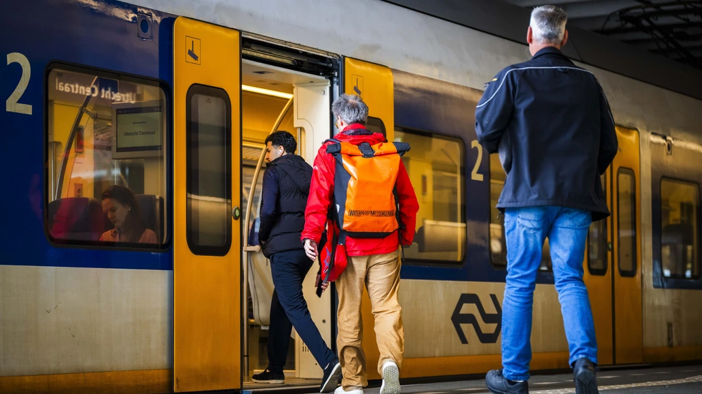 Foto: Geen treinen tussen Utrecht en Den Haag door kapotte bovenleiding