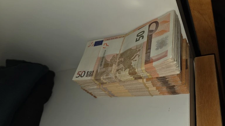 Foto: Politie vindt 340.000 euro cash en wapens in slaapkamer Zutphenaar