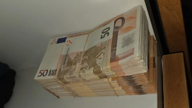 Foto: Politie vindt 340.000 euro cash en wapens in slaapkamer Zutphenaar