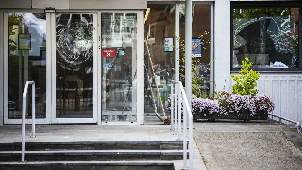 Foto: Tientallen relschoppers bij vernielingen gemeentehuis Loosdrecht