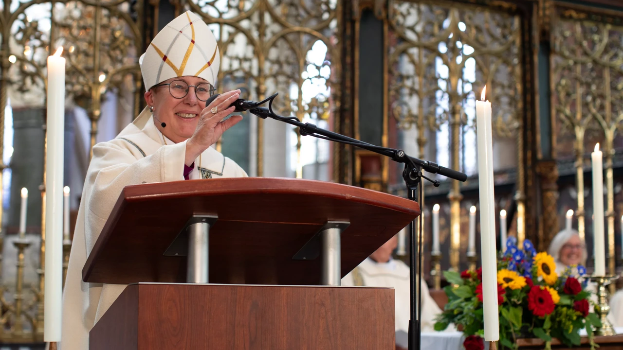 ‘Historisch moment’ in Haarlem: eerste vrouwelijke bisschop in Nederland gewijd ‘Historisch moment’ in Haarlem: eerste vrouwelijke bisschop in Nederland gewijd