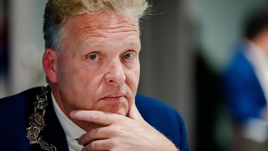 Burgemeester Roosendaal ernstig gewond na val van fiets