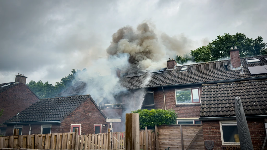 Brand in woning Huizen, mogelijk nog mensen binnen