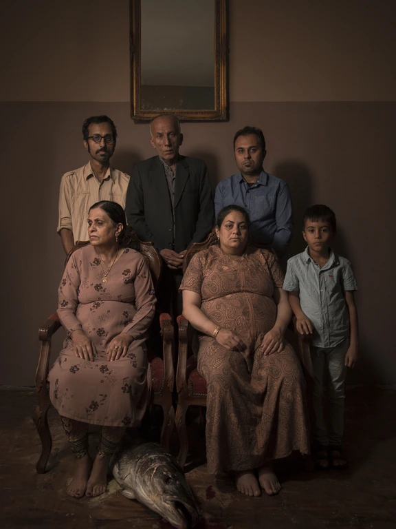 Familieportret met linksboven fotograaf Niknahad en linksonder zijn moeder
